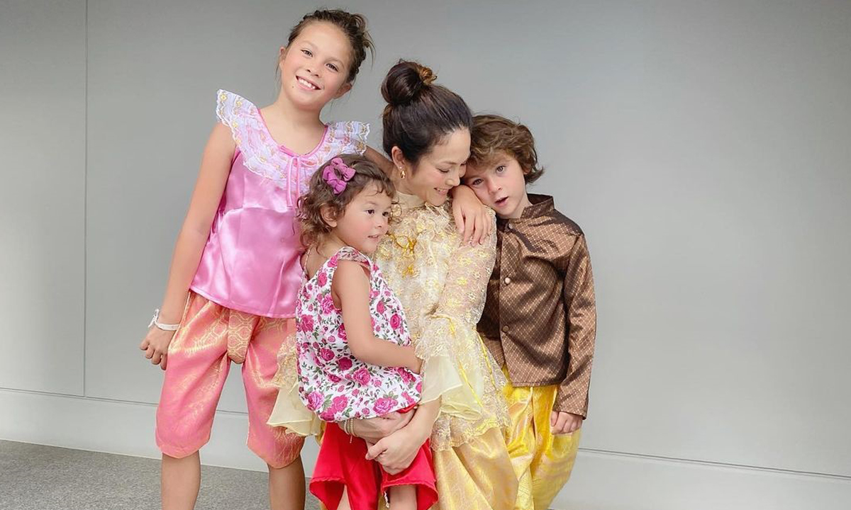 น่าเอ็นดูทั้งบ้าน “พอลล่า เทเลอร์” กับภาพลูกๆ สวมชุดไทยรับเทศกาลวันสงกรานต์